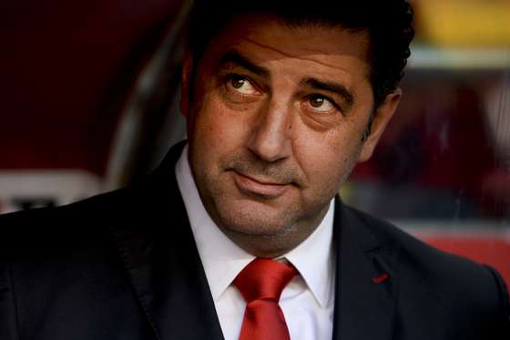 Benfica's head coach Rui Vitoria looks on moments before the Portuguese league football match Benfica vs CD Nacional at Luz stadium in Lisbon on May 15, 2015. / AFP / PATRICIA DE MELO MOREIRA (Photo credit should read PATRICIA DE MELO MOREIRA/AFP/Getty Images)