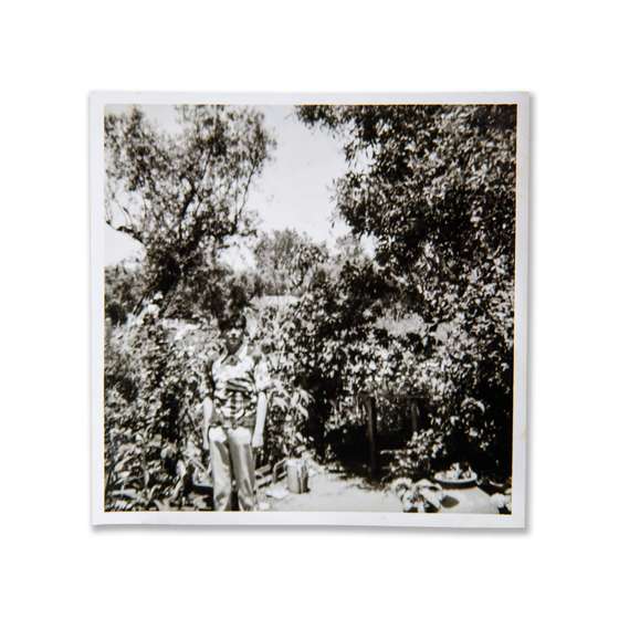 M&Atilde;&iexcl;rio Nogueira brinca com o padr&Atilde;&pound;o florestal da camisa que envergava nesta fotografia de adolescente (D.R.)