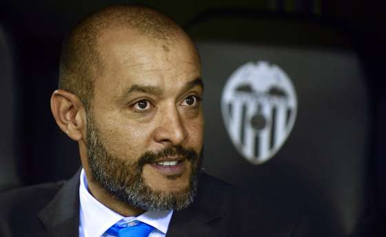 Nuno, como treinador j&Atilde;&iexcl; usando do apelido Esp&Atilde;&shy;rito Santo, come&Atilde;&sect;ou bem no Val&Atilde;&ordf;ncia. Mas n&Atilde;&pound;o terminou a segunda &Atilde;&copy;poca (Cr&Atilde;&copy;ditos: JOSE JORDAN/AFP/Getty Images) 