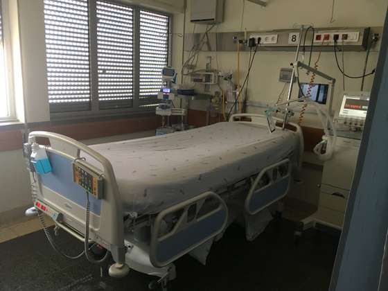 A unidade de cuidados intensivos dos neurocr&Atilde;&shy;ticos n&Atilde;&shy;vel III tem 10 camas. A m&Atilde;&pound;e S. esteve, desde fevereiro, numa cama como a que aparece na fotografia