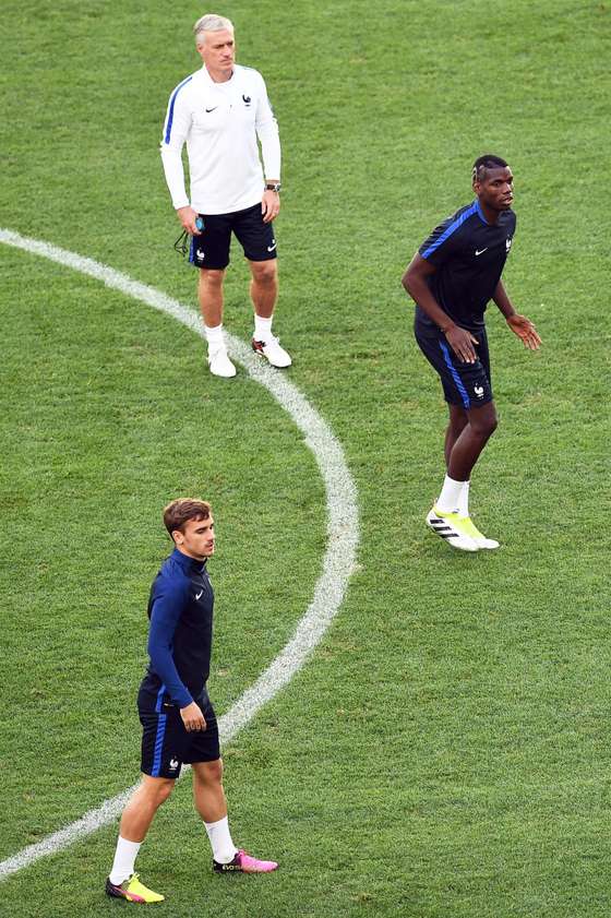 Os tr&Atilde;&ordf;s de quem se fala: Didier Deschamps, Paul Pogba e Antoine Griezmann (Cr&Atilde;&copy;ditos:ANNE-CHRISTINE POUJOULAT/AFP/Getty Images)