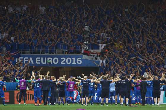 A festa islandesa no relvado de Nice foi "rija" e durou at&Atilde;&copy; (bem) depois do fim do jogo com a Inglaterra (Cr&Atilde;&copy;ditos: Lars Baron/Getty Images)