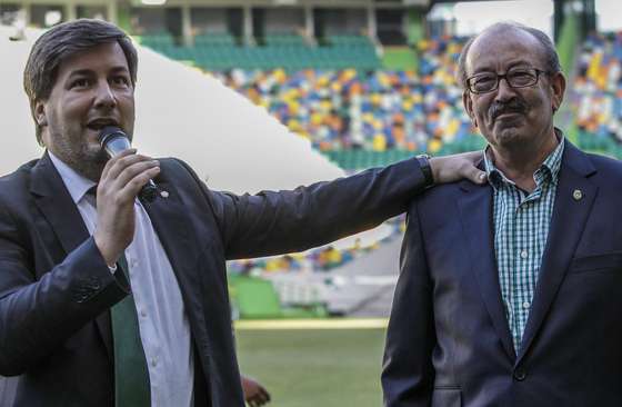 Aur&Atilde;&copy;lio Pereira est&Atilde;&iexcl; &Atilde;&nbsp; esquerda de Bruno de Carvalho. Mas o presidente do Sporting sabe: a forma&Atilde;&sect;&Atilde;&pound;o &Atilde;&copy; o "bra&Atilde;&sect;o direito" do clube (Cr&Atilde;&copy;ditos: Pedro Rocha/GLOBAL IMAGENS)