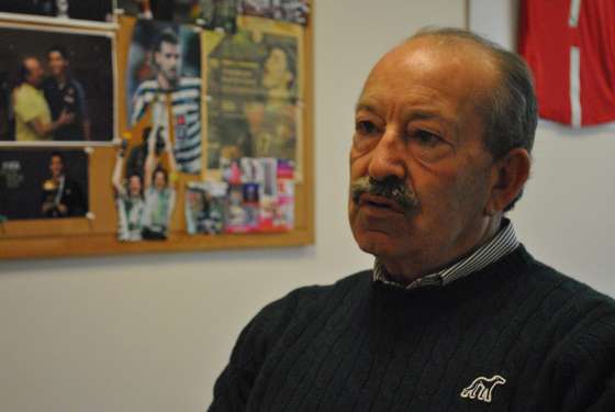 No gabiente, em Alcochete, Aur&Atilde;&copy;lio Pereira guarda nas paredes recortes de jornal e fotografias de muitos dos futebolista que decobriu (Cr&Atilde;&copy;ditos:Iban Ra&Atilde;&macr;s/Centre de Formation des Journalistes)