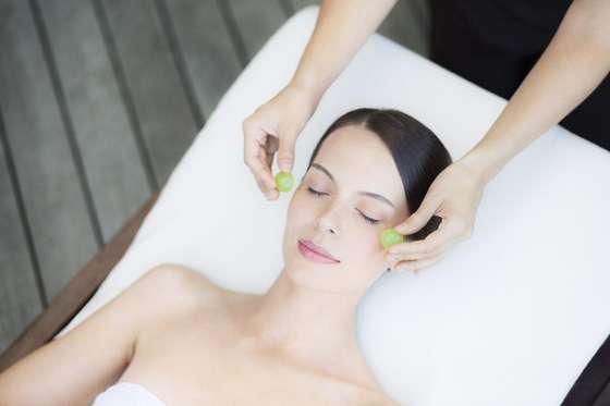 Spa Caudalie Face_massage_with_Grape