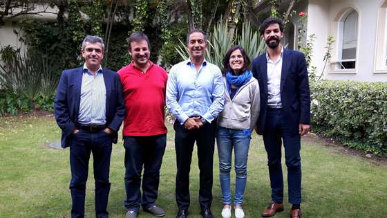 Pose oficial com o Embaixador de Portugal, Jo&Atilde;&pound;o Ribeiro de Almeida, e os representantes da AICEP, Paulo Borges e Lu&Atilde;&shy;s Santos. Mas o almo&Atilde;&sect;o foi bem informal.