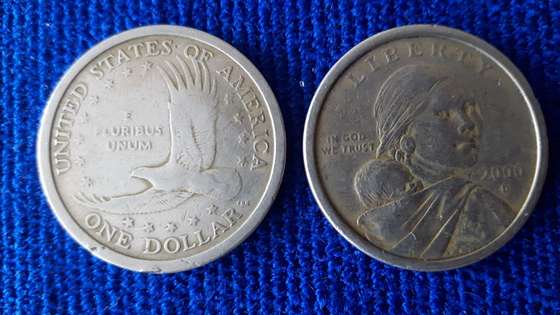 A moeda oficial &Atilde;&copy; o d&Atilde;&sup3;lar americano, cunhado com elementos culturais do Equador.
