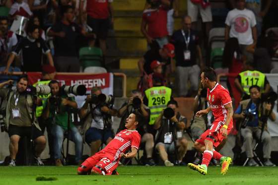 Benfica's Argentinian forward Franco Cervi (L) celebrates after scoring a goal during the Portuguese Supercup football match SL Benfica vs SC Braga at the Aveiro Municipal stadium in Aveiro on August 7, 2016. / AFP / FRANCISCO LEONG        (Photo credit should read FRANCISCO LEONG/AFP/Getty Images)
