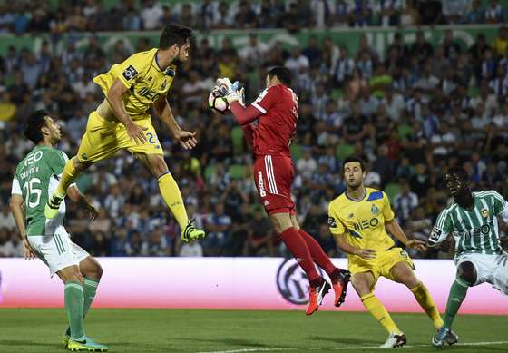Porto's Brazilian defender Felipe (2ndL) vies with Rio Ave's Brazilian goalkeeper Cassio during the Portuguese league football match Rio Ave FC vs SL Benfica at the Dos Arcos stadium in Vila do Conde on August 12, 2016. / AFP / FRANCISCO LEONG (Photo credit should read FRANCISCO LEONG/AFP/Getty Images)