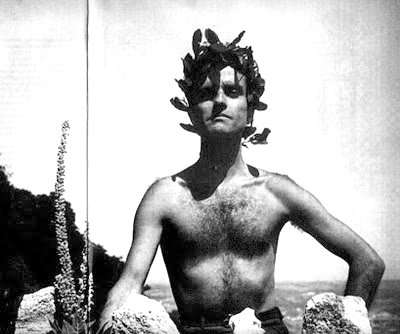 O poeta em todo o seu esplendor, a posar como um her&Atilde;&sup3;i grego na praia do Baleal, anos 50