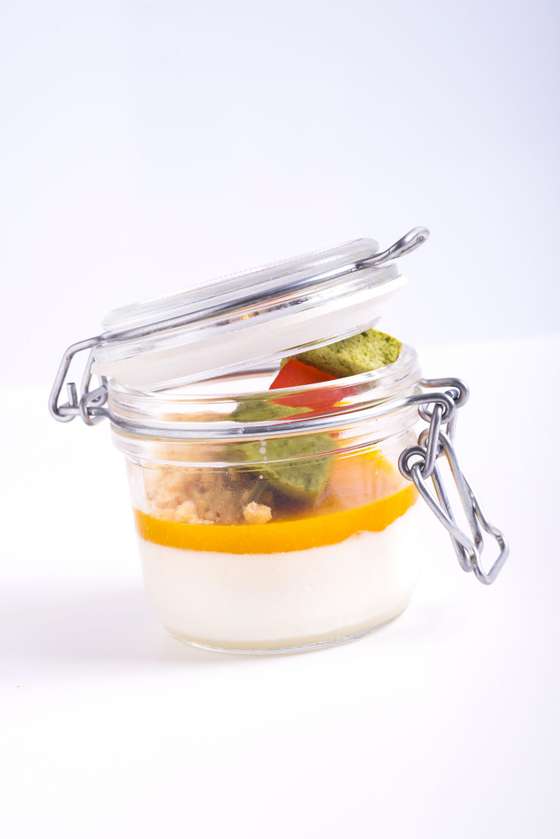 Panacotta de coco e gengibre, geleia de maracuja&Igrave;, marshmallow de matcha e mela&Igrave;o com flor de hibisco