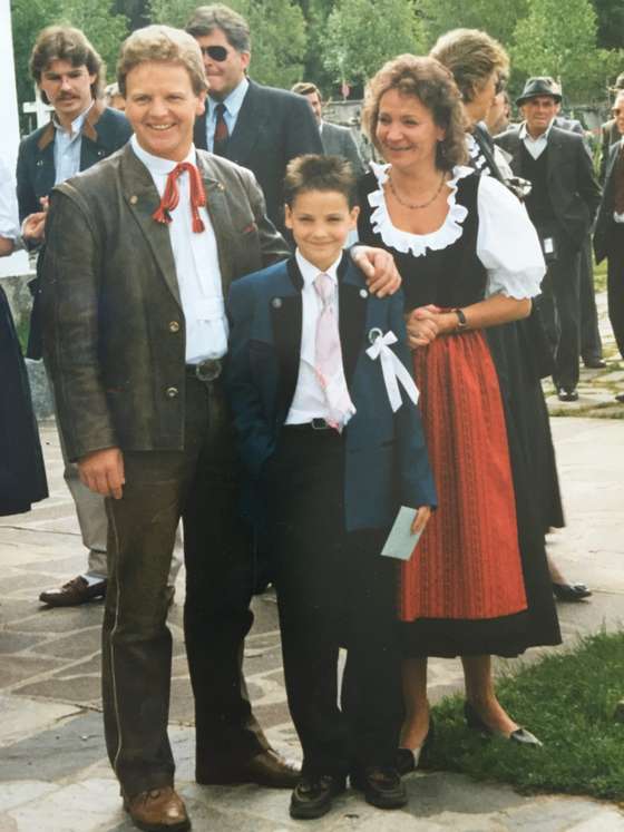 Com o pai e a m&Atilde;&pound;e no dia do Crisma