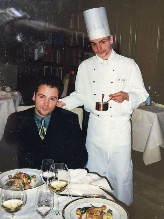 No Hotel Adlon, em Berlim, quando cozinhou para a fam&Atilde;&shy;lia (na foto com o irm&Atilde;&pound;o)