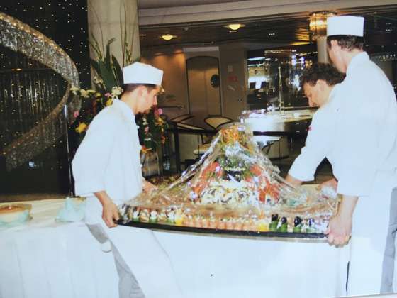 A trabalhar no cruzeiro como chef de partie, quando tinha 21 anos