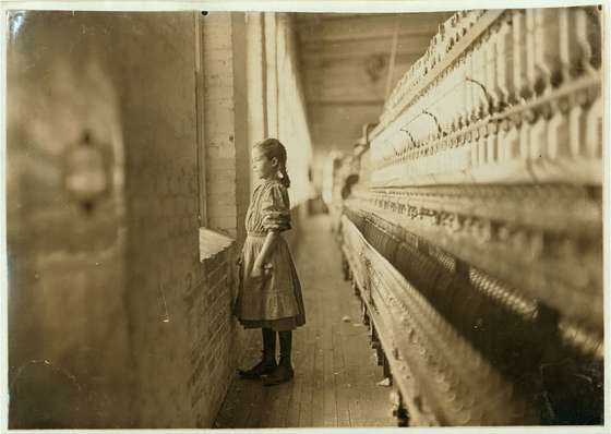 Lewis-Hine-Spinner-glimpses-the-outside-world-1908-11-11