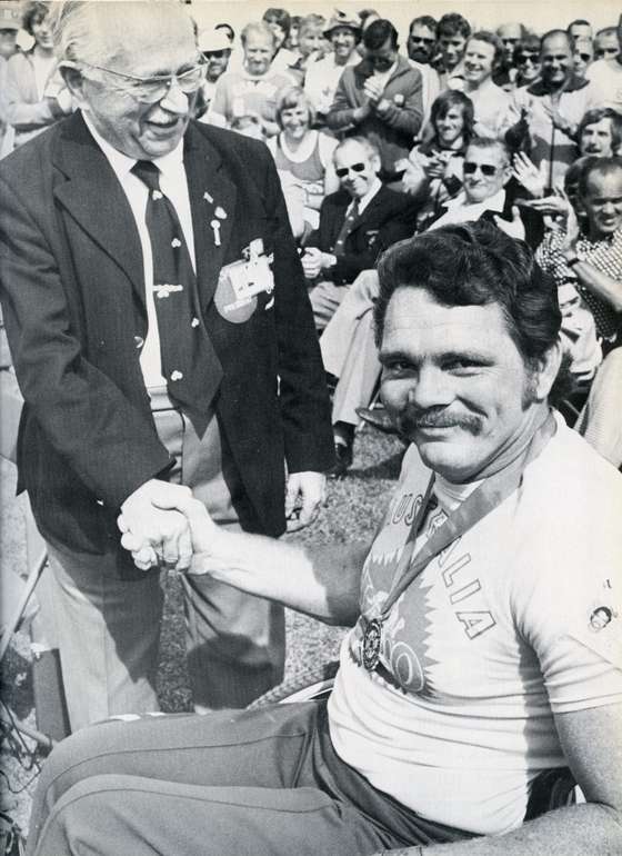 Ludwig Guttmann (&Atilde;&nbsp; esquerda) e o atleta Eric Russell nos Jogos Paral&Atilde;&shy;mpicos Toronto1976 (Cr&Atilde;&copy;ditos: Wikimedia Commons) 