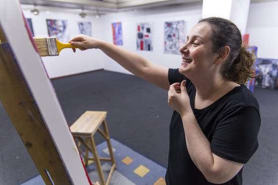 Nat&Atilde;&iexcl;lia Gromicho, no bunker feito atelier (ou vice-versa) do Chiado: "Queria pintar a &Atilde;&sup3;leo. Mas n&Atilde;&pound;o tenho luz natural, ent&Atilde;&pound;o n&Atilde;&pound;o posso" (Cr&Atilde;&copy;ditos: Michael M. Matias/Observador)