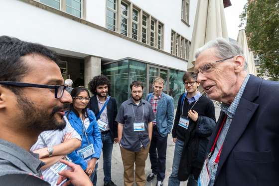 Jon Hopcroft (&Atilde;&nbsp; esquerda), Turing Award 1986, conversa com os jovens investigadores durante uma das pausas da confer&Atilde;&ordf;ncia