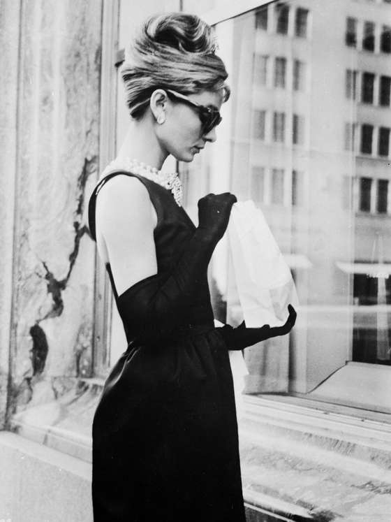 Adrey Hepburn, a rainha do vestido negro que contribuiu para a reabilita&Atilde;&sect;&Atilde;&pound;o da cor (Photo by Keystone Features/Getty Images)