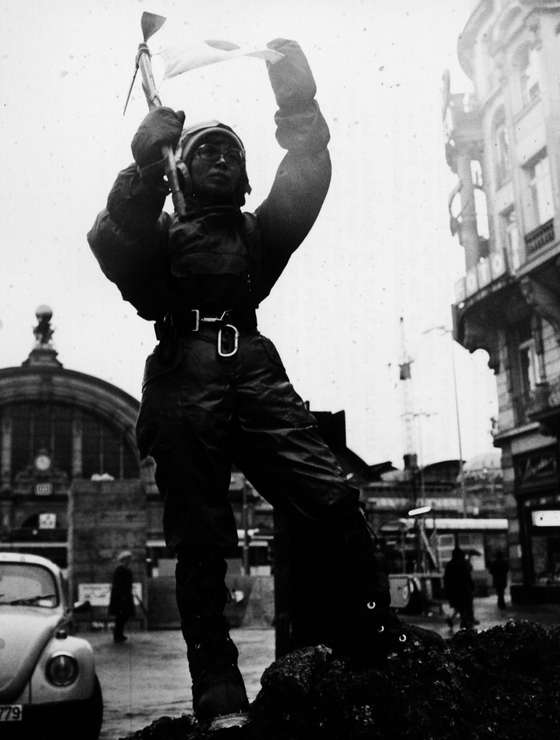 Junko Tabei em 1975, numa demonstra&Atilde;&sect;&Atilde;&pound;o de montanhismo em Frankfurt (Photo by Keystone/Hulton Archive/Getty Images)