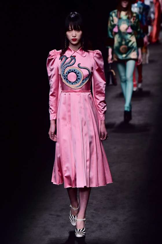 A model presents a creation for fashion house Gucci during the Autumn-Winter 2016 / 2017 Milan Fashion Week on February 24, 2016. / AFP / GIUSEPPE CACACE (Photo credit should read GIUSEPPE CACACE/AFP/Getty Images)
