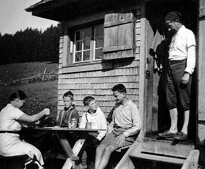 Martin Heidegger e a fam&Atilde;&shy;lia, na sua casa de campo, d&Atilde;&copy;cada de 1930