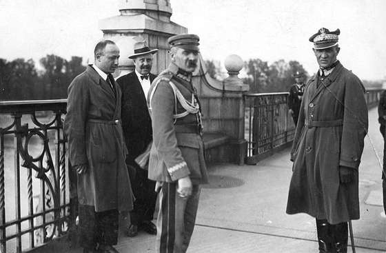 800px-Pi&Aring;sudski_on_Poniatowski's_Bridge