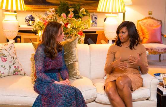 LONDON, ENGLAND - APRIL 22: Catherine, Duchess of Cambridge speaks with First Lady of the United States Michelle Obama in the Drawing Room of Apartment 1A Kensington Palace as they attend a dinner on April 22, 2016 in London, England. The President and his wife are currently on a brief visit to the UK where they attended lunch with HM Queen Elizabeth II at Windsor Castle and later will have dinner with Prince William and his wife Catherine, Duchess of Cambridge at Kensington Palace. Mr Obama visited 10 Downing Street this afternoon and held a joint press conference with British Prime Minister David Cameron where he stated his case for the UK to remain inside the European Union. (Photo by Dominic Lipinski - WPA Pool/Getty Images)
