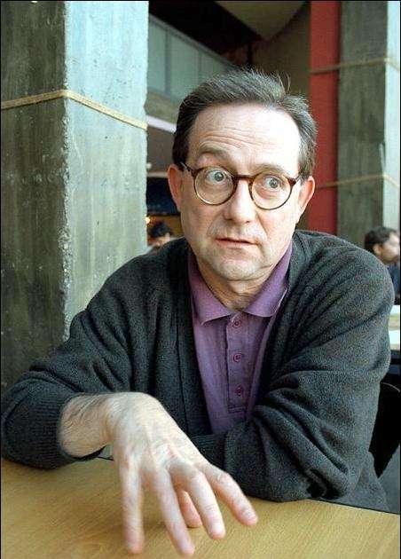 Joaquim Manuel Magalh&Atilde;&pound;es, fundador do grupo Cartucho, deixou de publicar em 2010, renega toda a sua obra e &Atilde;&copy; um dos grandes poetas portugueses vivos