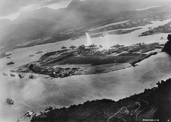 Attack_on_Pearl_Harbor_Japanese_planes_view