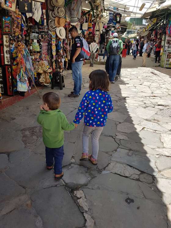 Na primeira vez que deix&Atilde;&iexcl;mos os nossos filhos por umas horas, ele chorou e ela deu-lhe na m&Atilde;&pound;o.