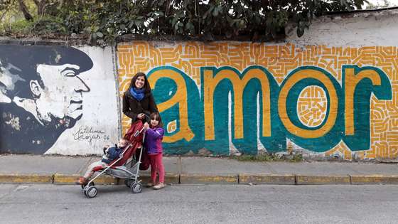 &Atilde; hora a que cheg&Atilde;&iexcl;mos &Atilde;&nbsp; casa de Neruda em Santiago do Chile, j&Atilde;&iexcl; s&Atilde;&sup3; conseguimos ver este mural no exterior.