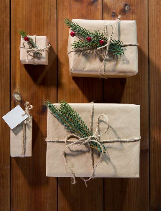 Wrapped, Retro Styled, No People, Holiday, Large Group of Objects, Copy Space, Single Object, Homemade, Celebration, Ornate, Blank, Tied Bow, Fir Tree, Craft, Craft Product, Label, Plan, Surprise, Concepts, Brown, Wood - Material, Old-fashioned, Cultures, Empty, Crowded, Still Life, Close-up, Directly Above, Winter, Season, Gift, Package, Flooring, Rope, Christmas, Box - Container, Table, December, Bow, Set, New Year, Note, Brunch, 