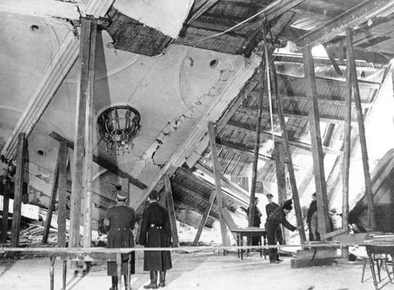 Bundesarchiv_Bild_183-E12329,_M&Atilde;&frac14;nchen,_B&Atilde;&frac14;rgerbr&Atilde;&curren;ukeller,_Sprengstoffanschlag