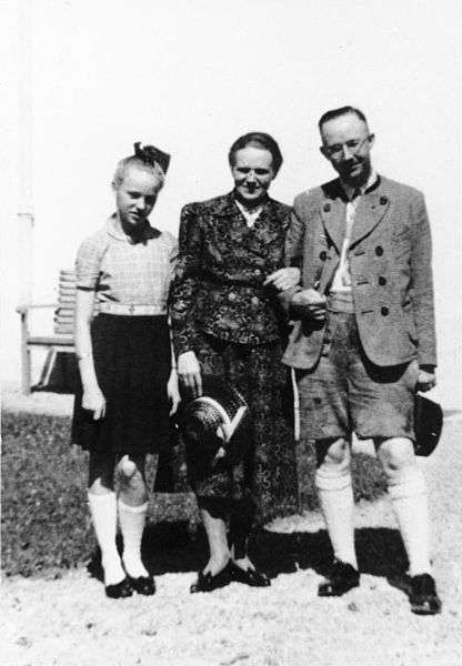 Bundesarchiv_Bild_146-1969-056-55,_Heinrich_Himmler_mit_Frau_und_Tochter_Gudrun
