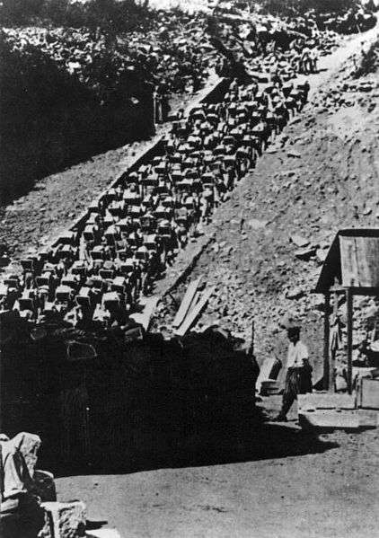 Bundesarchiv_Bild_192-269,_KZ_Mauthausen,_H&Atilde;&curren;ftlinge_im_Steinbruch