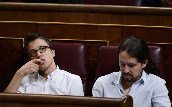 Leader of Podemos Pablo Iglesias (R) and Podemos' spokesman Inigo Errejon attend the second day of the parliamentary investiture debate to vote through a prime minister at the Spanish Congress (Las Cortes) on October 27, 2016, in Madrid. As the conservatives prepare to re-take power in Spain after 10 months of political limbo, anti-austerity party Podemos is bent firmly on replacing the divided Socialists as the main opposition force. / AFP / GERARD JULIEN (Photo credit should read GERARD JULIEN/AFP/Getty Images)