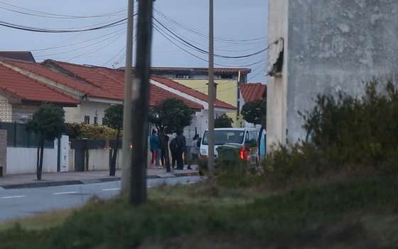 Cacique e motorista conversam enquanto esperam mais militantes. Na suspeita Avenida, mais militantes foram encaminhados para a carrinha.