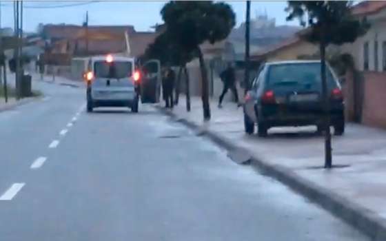 Os militantes sÃ£o deixados em casa, na Avenida Infante D.Henrique, junto Ã  rua dos pescadores, em Esmoriz.