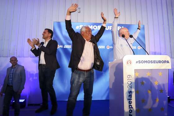 Ant&Atilde;&sup3;nio Costa, Pedro Marques e Frans Timmerman &Atilde;&nbsp; chegada ao almo&Atilde;&sect;o com&Atilde;&shy;cio em Mangualde ANDR&Atilde; DIAS NOBRE / OBSERVADOR