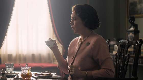 Olivia Colman no papel de Isabel II