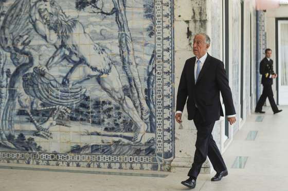 O Presidente da Rep&Atilde;&ordm;blica, Marcelo Rebelo de Sousa, momentos antes de falar aos jornalistas depois das audi&Atilde;&ordf;ncias com o presidente da CTP - Confedera&Atilde;&sect;&Atilde;&pound;o do Turismo Portugu&Atilde;&ordf;s, Francisco Calheiros, e com o presidente da CCP - Confedera&Atilde;&sect;&Atilde;&pound;o do Com&Atilde;&copy;rcio e Servi&Atilde;&sect;os de Portugal, Jo&Atilde;&pound;o Vieira Lopes, esta tarde no Pal&Atilde;&iexcl;cio de Bel&Atilde;&copy;m, em Lisboa, 30 de mar&Atilde;&sect;o de 2020. Em Portugal, registaram-se 140 mortes e 6.408 infe&Atilde;&sect;&Atilde;&micro;es confirmadas, segundo o balan&Atilde;&sect;o feito hoje pela Dire&Atilde;&sect;&Atilde;&pound;o-Geral da Sa&Atilde;&ordm;de (DGS). MIGUEL A. LOPES/LUSA