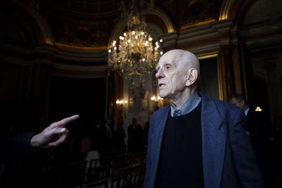 O escritor brasileiro Rubem Fonseca apÃ³s receber a medalha de MÃ©rito Municipal Grau Ouro, no SalÃ£o Nobre da CÃ¢mara Municipal de Lisboa, esta manhÃ£, 27 fevereiro 2012, em Lisboa. JOSÃ‰ SENA GOULÃƒO/LUSA