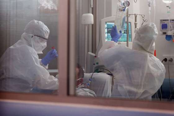 CONJUNTO DE 20 FOTOGRAFIAS: 19-20: Enfermeiras tratam de um paciente com covid-19, na Unidade de Cuidados Intensivos (UCI) para doentes com covid-19 no Hospital do Esp&Atilde;&shy;rito Santo, em &Atilde;vora, 23 de abril de 2020. Na regi&Atilde;&pound;o de Portugal Continental com o menor n&Atilde;&ordm;mero de casos confirmados de covid-19, os atuais internados com a doen&Atilde;&sect;a no hospital de &Atilde;vora &acirc;contam-se pelos dedos de uma m&Atilde;&pound;o&acirc;, mas a unidade hospitalar est&Atilde;&iexcl; preparada para um cen&Atilde;&iexcl;rio pior. (ACOMPANHA TEXTO DO DIA 26 DE ABRIL DE 2020). NUNO VEIGA/LUSA