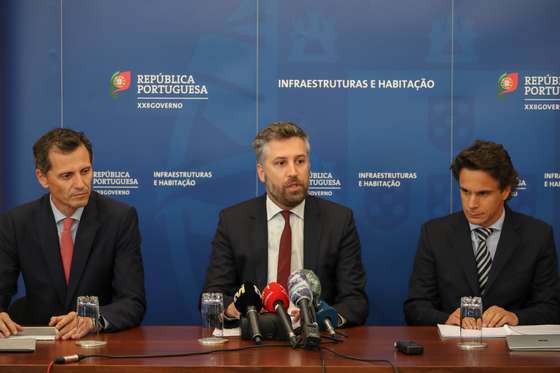 O ministro das Infraestruturas e HabitaÃ§Ã£o, Pedro Nuno Santos (C), ladeado pelo secretÃ¡rio de Estado do Tesouro, Ãlvaro Novo (E), e Nuno Melo, coordenador do grupo de trabalho, fala aos jornalistas durante uma conferÃªncia de imprensa sobre o auxÃ­lio de apoio Ã  transportadora aÃ©rea TAP, no MinistÃ©rio, em Lisboa, 10 de junho de 2020. MANUEL DE ALMEIDA/LUSA