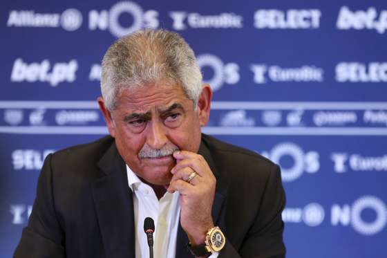 O presidente do Benfica Lu&Atilde;&shy;s Filipe Vieira fala aos jornalistas durante uma assembleia geral extraordin&Atilde;&iexcl;ria da Liga Portuguesa de Futebol Profissional, para debater a governa&Atilde;&sect;&Atilde;&pound;o do organismo liderado por Pedro Proen&Atilde;&sect;a, apreciar o apoio anunciado para os clubes da II Liga e a entrada em vigor das cinco substitui&Atilde;&sect;&Atilde;&micro;es na I Liga, entre outros pontos da ordem de trabalhos solicitados pelos emblemas profissionais, no audit&Atilde;&sup3;rio da Ordem dos Contabilistas, Porto, 8 de junho de 2020. JOS&Atilde; COELHO/LUSA