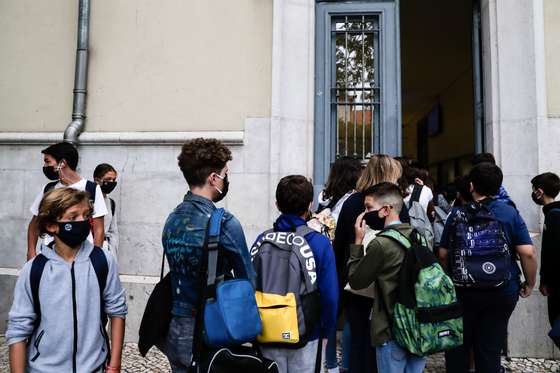 Os mais de mil alunos da Escola SecundÃ¡ria Pedro Nunes tÃªm de entrar todos os dias por uma porta Ãºnica no primeiro dia de aulas em plena pandemia de Covid-19, em Lisboa, 17 de setembro de 2020. TIAGO PETINGA/LUSA