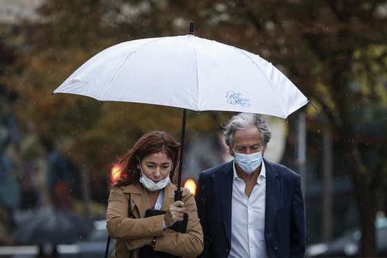 epa08758573 Benfica coach Jorge Jesus (R) arrives for the Football Leaks whistleblower Rui Pinto (not pictured) trial, at Justice Campus in Lisbon, 20 October 2020. Rui Pinto is on trial for 90 crimes, 68 of undue access, 14 of violation of correspondence, six of illegitimate access, and also for computer sabotage to Sporting's SAD and for extortion of the Doyen investment. EPA/RODRIGO ANTUNES