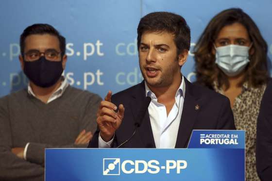 O presidente do CDS-PP, Francisco Rodrigues dos Santos, reage ao resultado das eleiÃ§Ãµes legislativas da RegiÃ£o AutÃ³noma dos AÃ§ores, na sede do partido, em Lisboa, 25 de outubro de 2020. De acordo com os dados, com todas as freguesias apuradas (156) e os 57 mandatos atribuÃ­dos, o CDS-PP conquistou 5,51% dos votos, obtendo trÃªs mandatos, o que representa um decrÃ©scimo em comparaÃ§Ã£o ao resultado obtido em 2016, mas que lhe permite continuar a ser a terceira forÃ§a polÃ­tica nos AÃ§ores. MANUEL DE ALMEIDA/LUSA