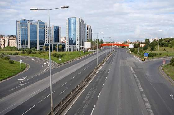 Vista geral da Segunda Circular - Avenida Marechal Craveiro Lopes, em Lisboa, 26 de abril de 2020. O terceiro estado de emergÃªncia, devido Ã  pandemia de Covid-19, irÃ¡ prolongar-se atÃ© dia 02 de maio, continuando limitada a circulaÃ§Ã£o de pessoas e o confinamento obrigatÃ³rio. ANTÃ“NIO PEDRO SANTOS/LUSA